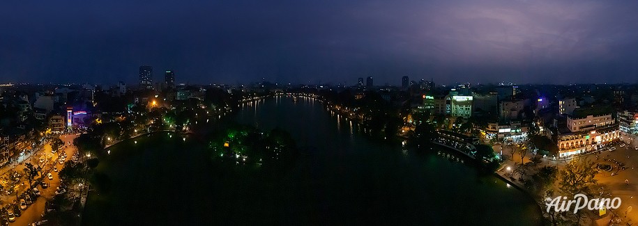 Hoan Kiem Lake at night