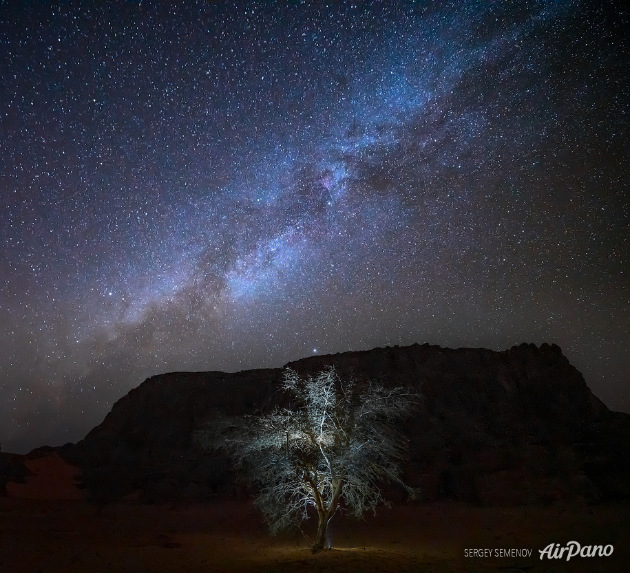 撒哈拉沙漠上空的银河
