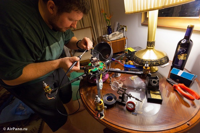 в сопровождении полицейского в сопровождении полицейского